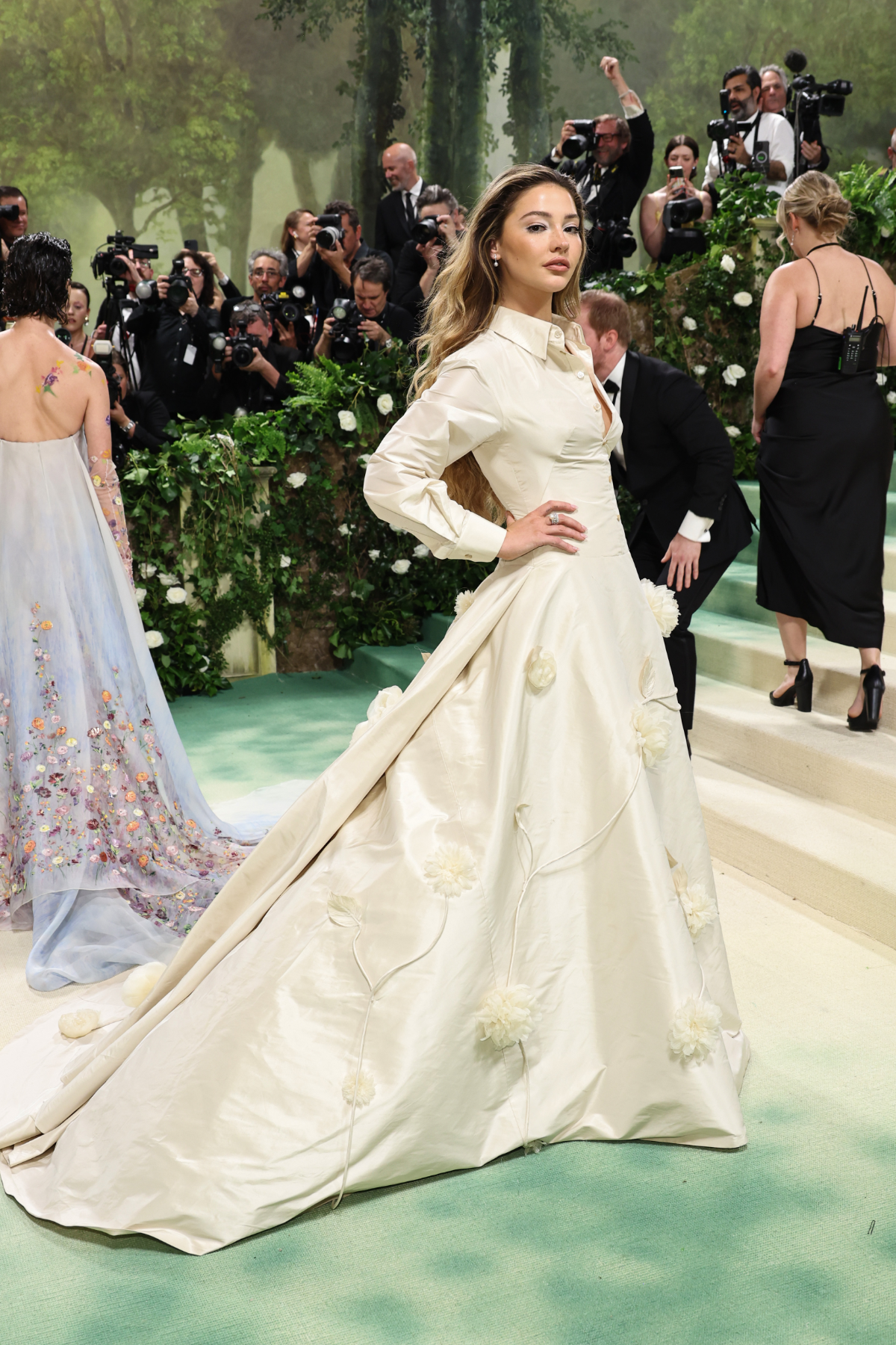 Madelyn Cline in einem weißen Rosenkleid bei der MET Gala 2024