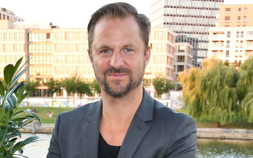 Philipp Hochmair im Sakko in Berlin
