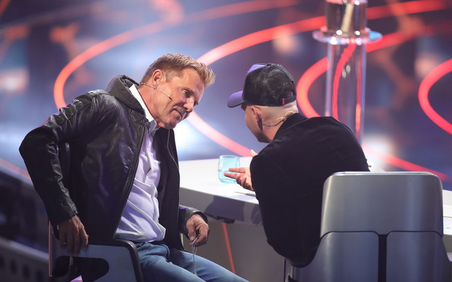Dieter Bohlen und Pietro Lombardi reden am DSDS-Jurypult