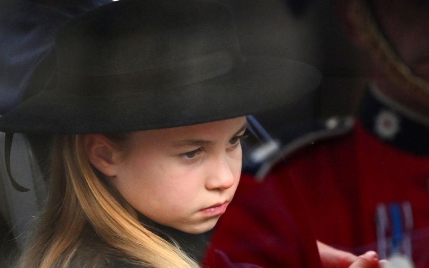 Prinzessin Charlotte schaut traurig.