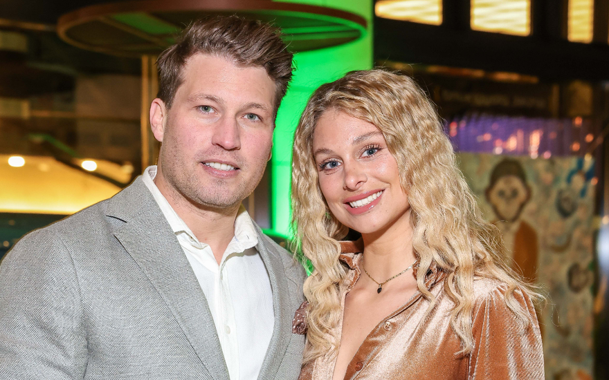 Raúl Richter und seine Freundin Vanessa Schmitt lächeln in die Kamera