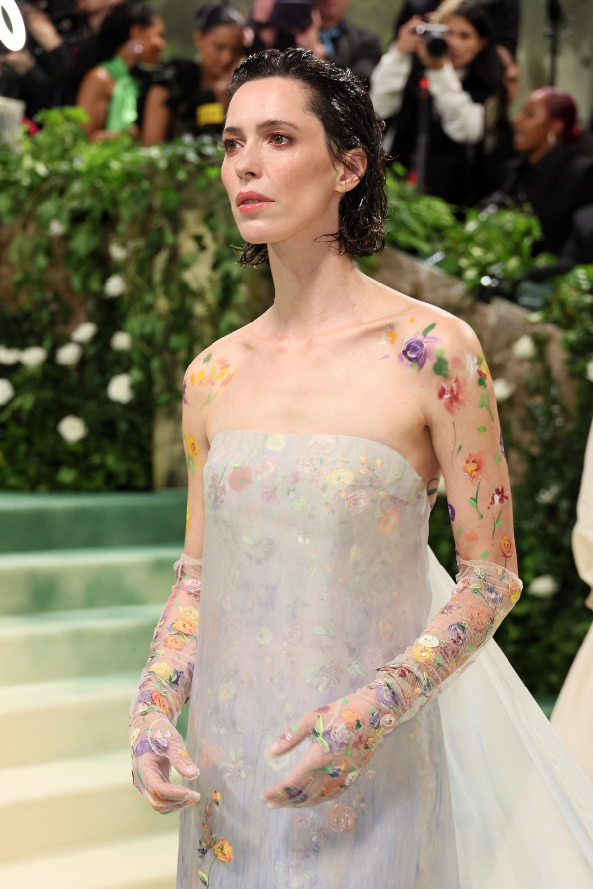 Rebecca Hall mit Blumen aufgemalt auf den Schultern bei der MET Gala 2024