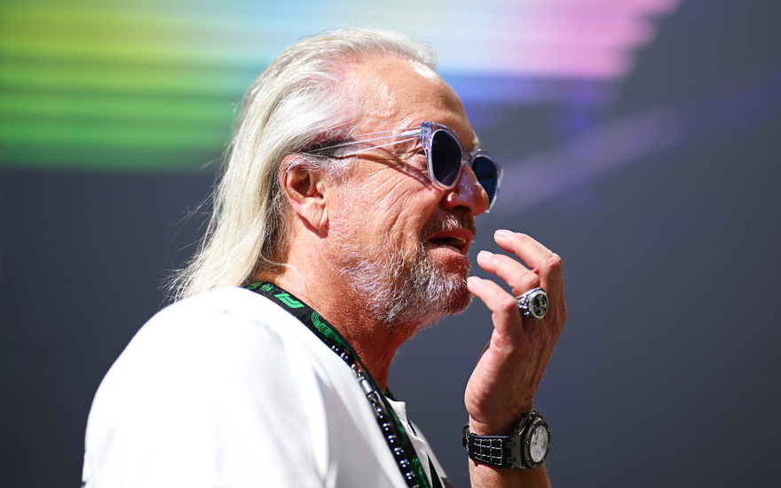 Robert Geiss von der Seite mit Sonnenbrille auf