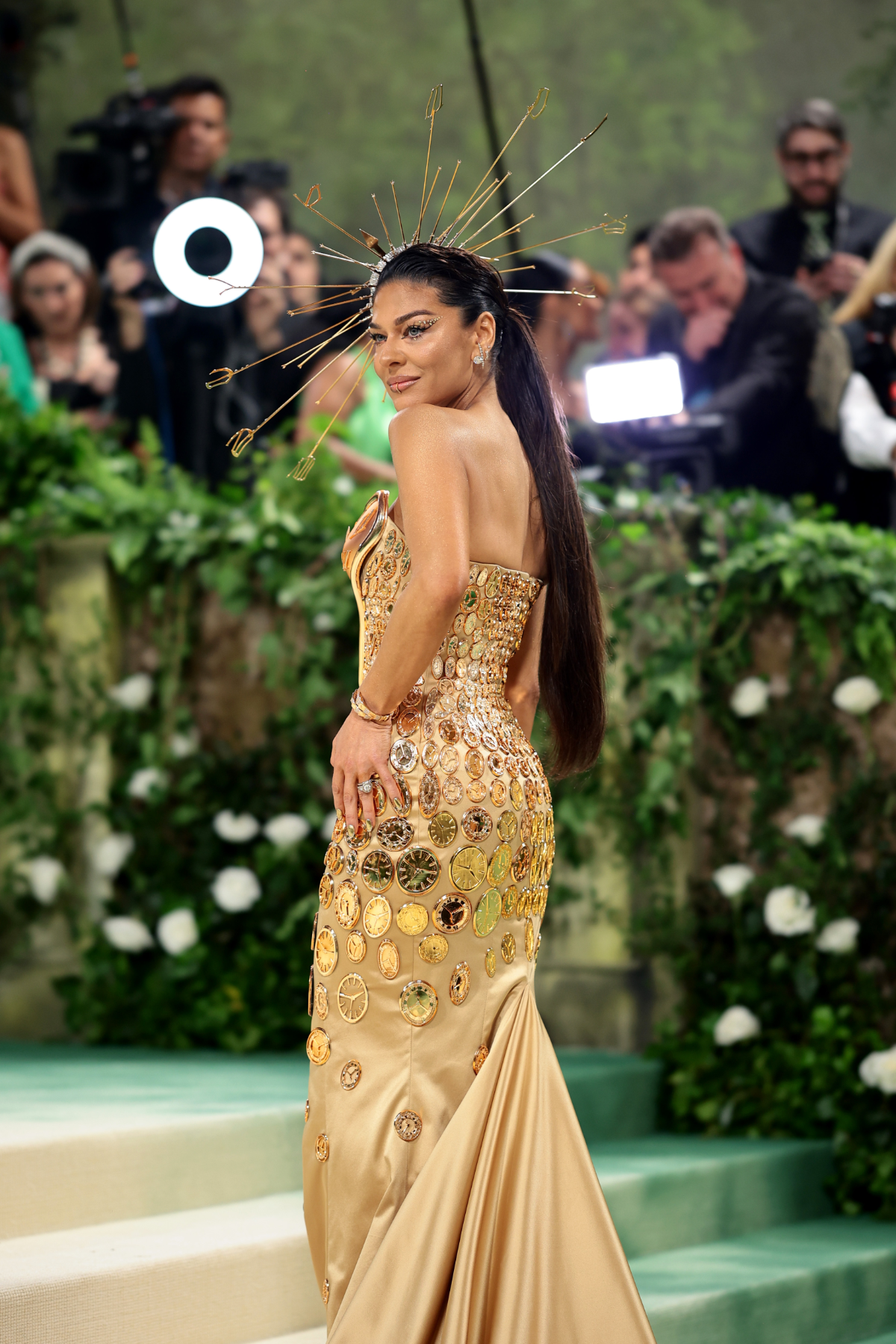 Sabrina Harrison in goldenem Kleid und goldenem Kopfschmuck bei der MET Gala 2024