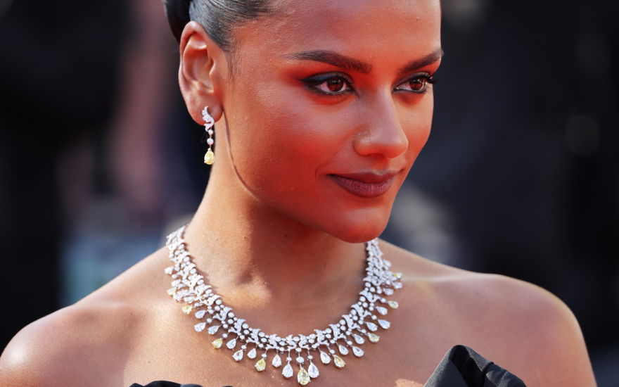 Simone Ashley fü Loreal