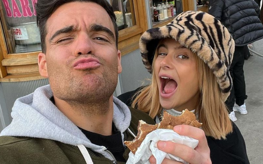 Stefano Zarrella mit einem Brot in der Hand, Romina Palm mit offenem Mund