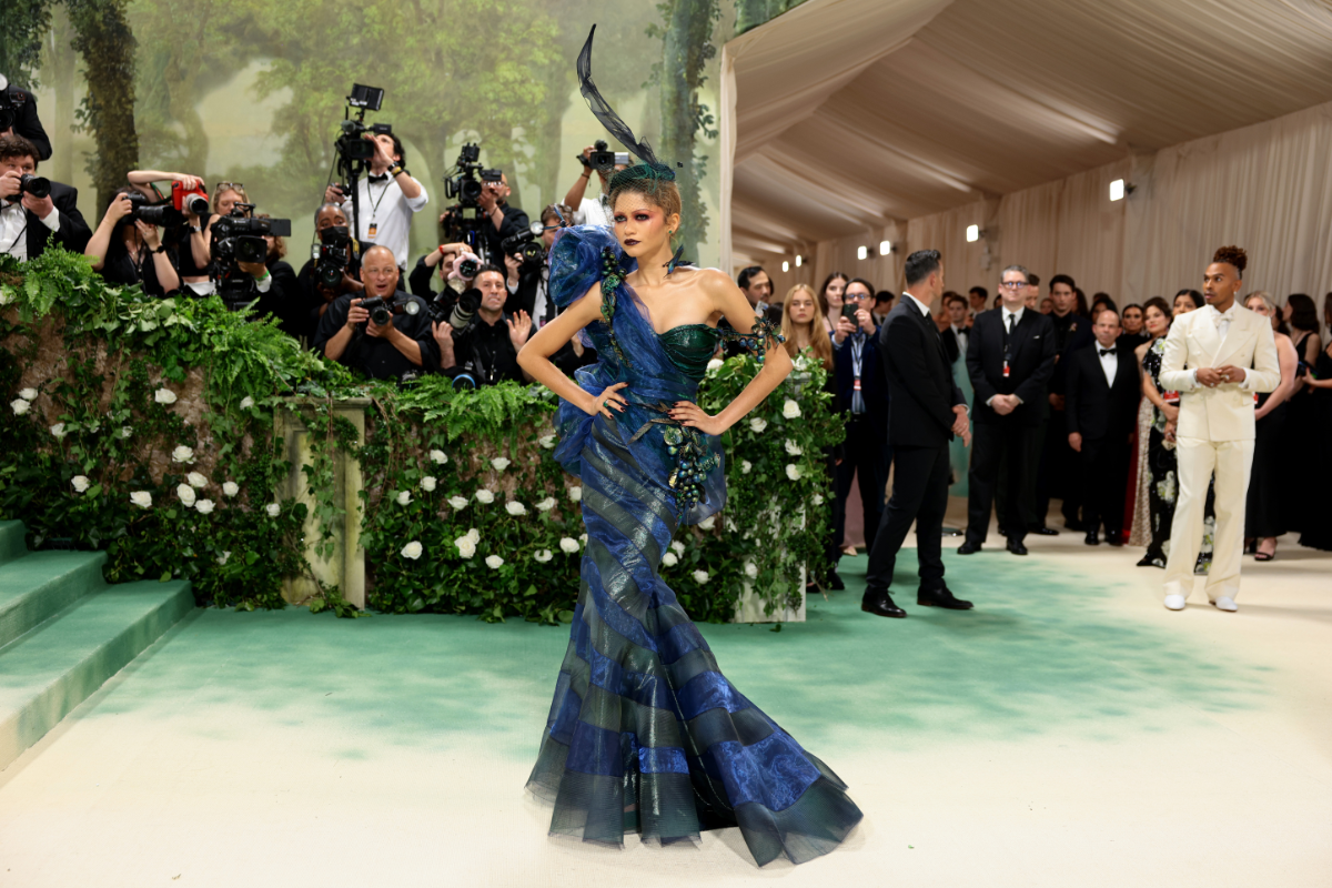 Zendaya als Pfau in einem blaugrünen Kleid bei der MET Gala 2024