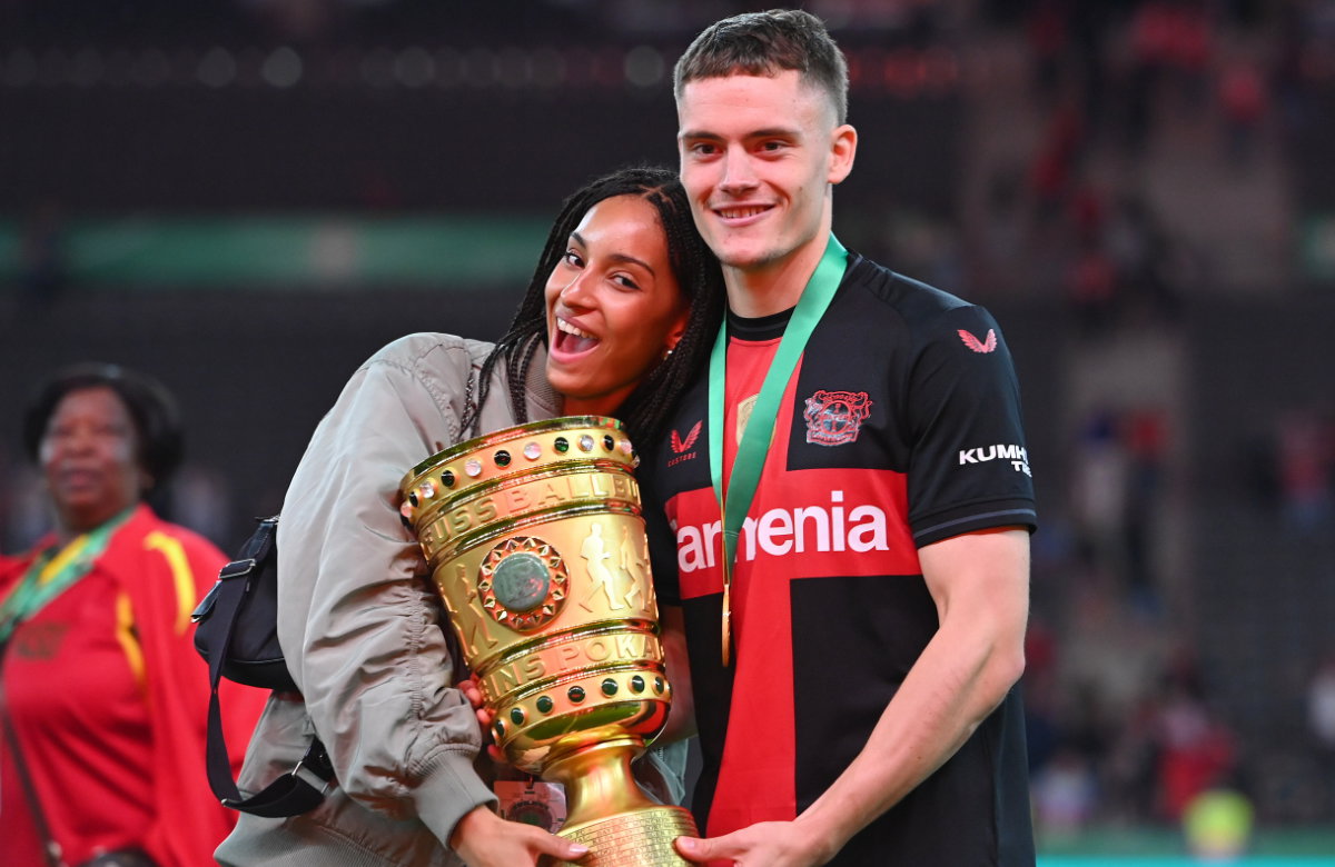 Florian Wirtz und Freundin mit DFB-Pokal