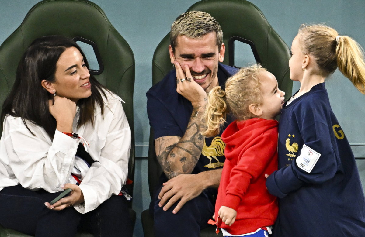 Antoine Griezmann, Erika Choperen und die beiden Kinder Mia und Alba