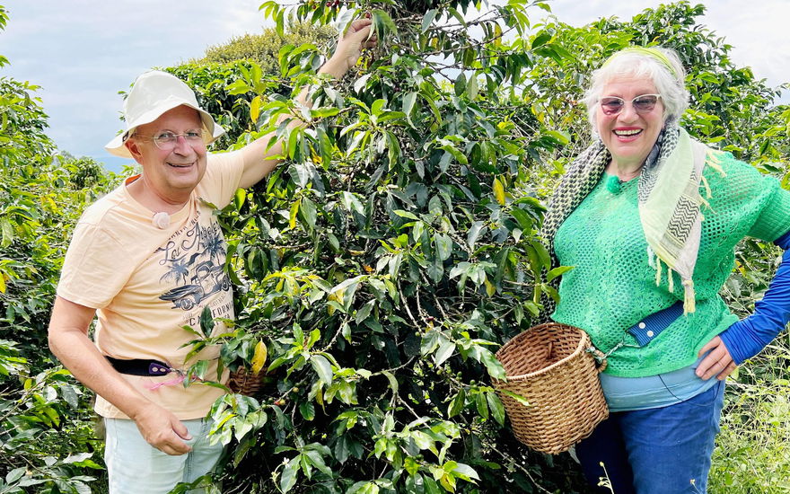 "Bauer sucht Frau International" 2024: Marisol und Sytse bei der Kaffee-Ernte