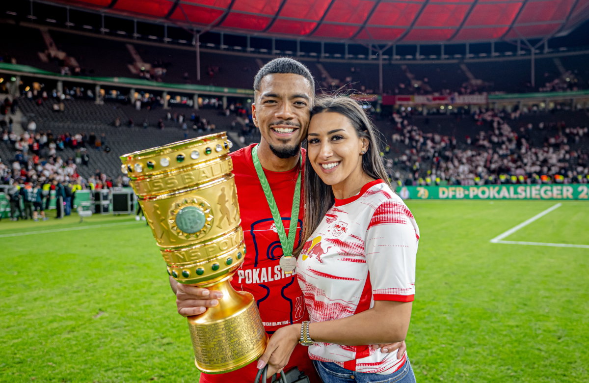 Bejamin Henrichs mit Freundin und Pokal