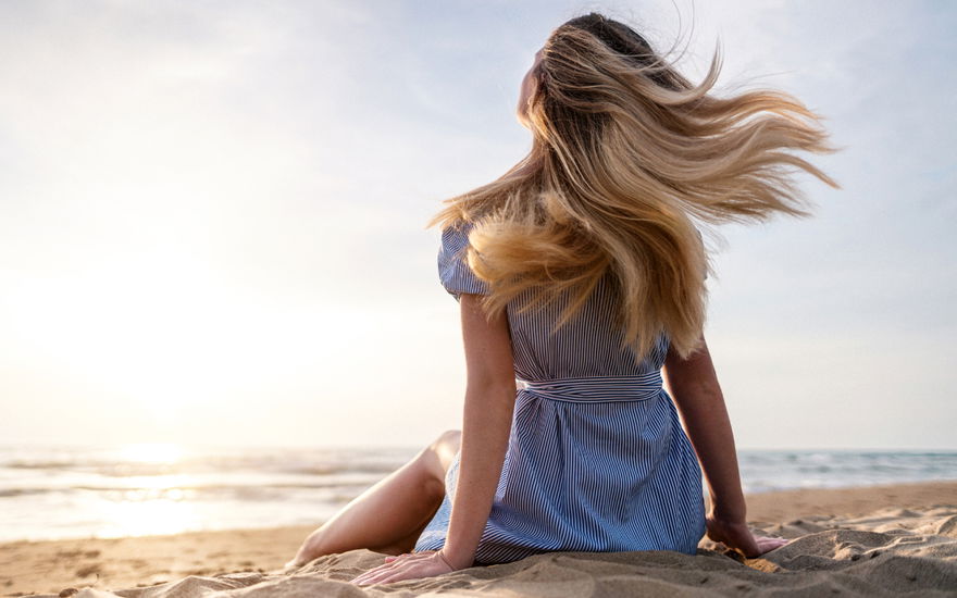 Frau mit schönen Haaren am Meer