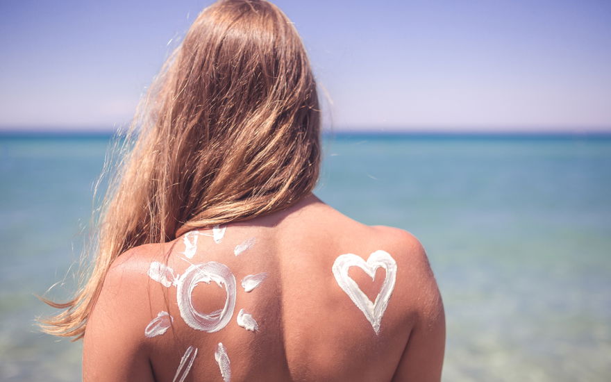 Frau mit Sonnenschutz auf Rücken