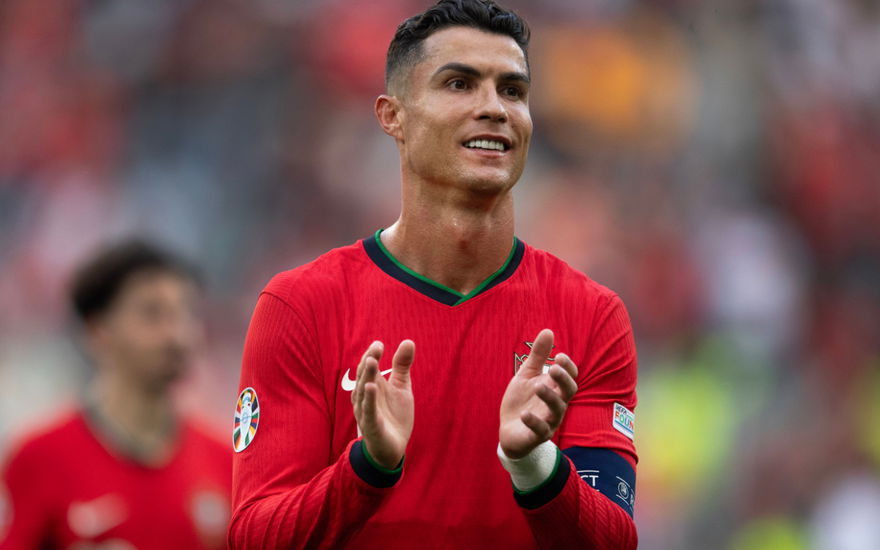 Cristiano Ronaldo klatscht bei dem Portugal-Spiel bei der EM 2024 in die Hände
