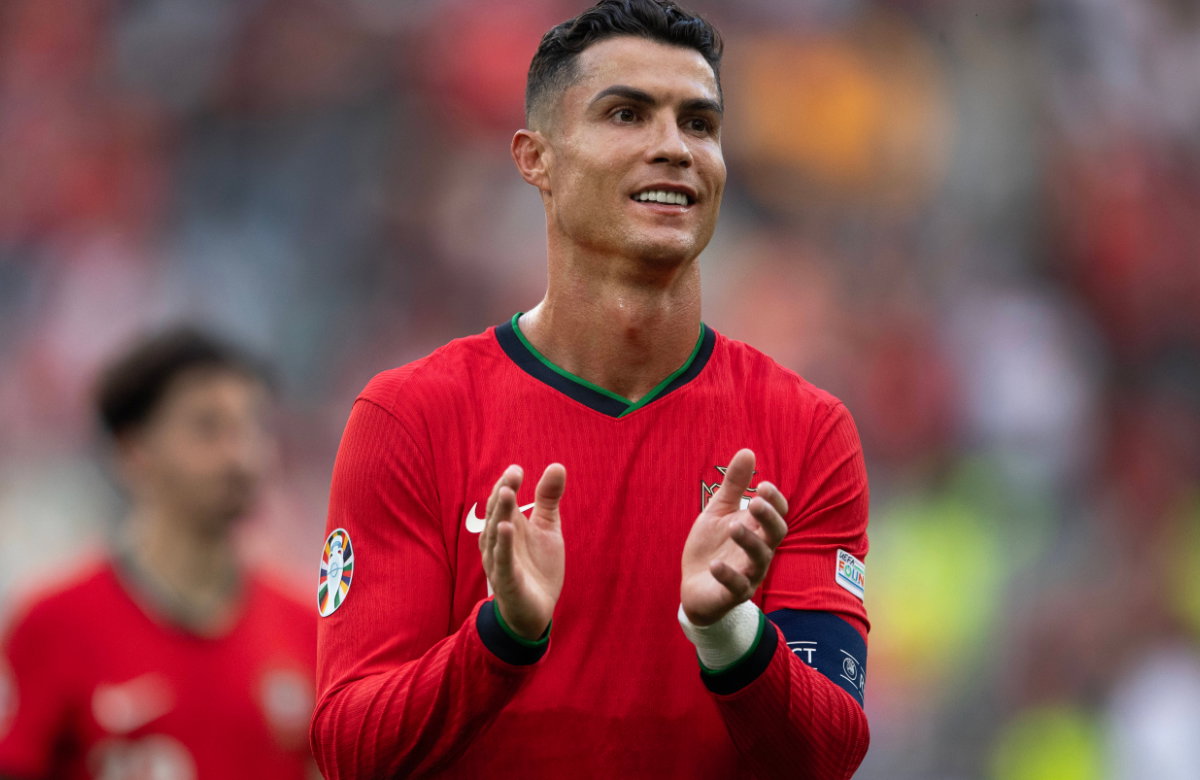 Cristiano Ronaldo klatscht bei dem Portugal-Spiel bei der EM 2024 in die Hände