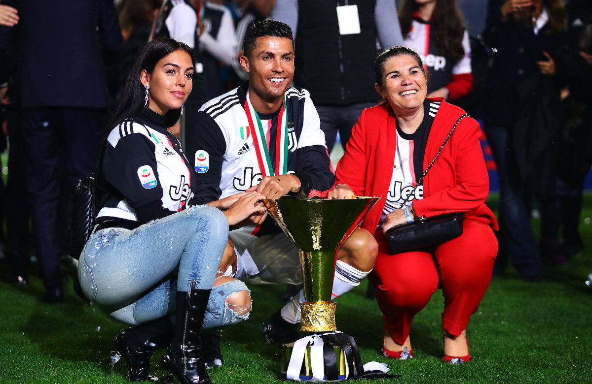 Cristiano Ronaldo mit seiner Ehefrau und seiner Mutter