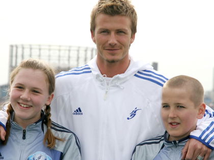 David Beckham: 19 Jahre her! Hier posiert er mit jungem Harry Kane & dessen Frau Katie