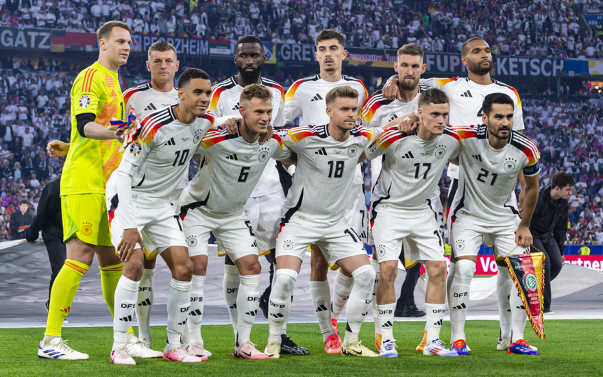 Deutsche Nationalmannschaft bei der EM 2024 Gruppenfoto auf dem Spielfeld
