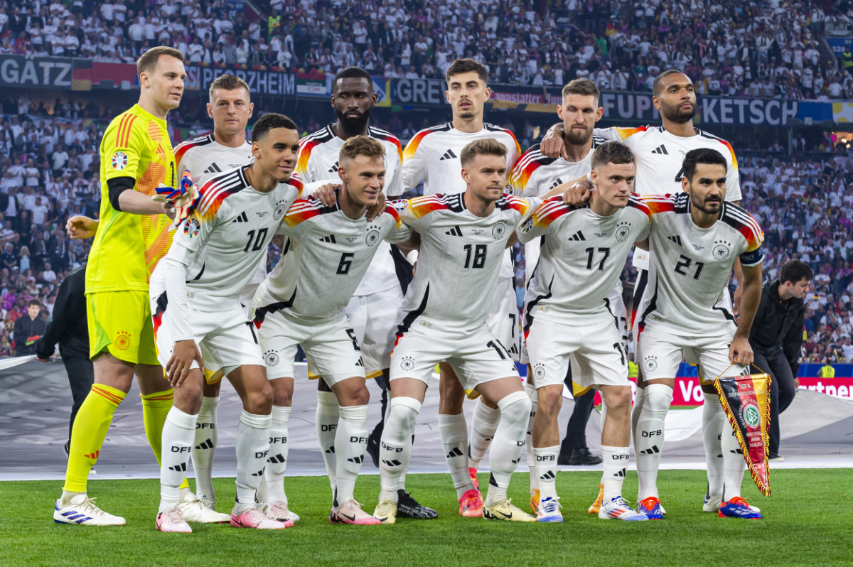 Deutsche Nationalmannschaft bei der EM 2024 Gruppenfoto auf dem Spielfeld