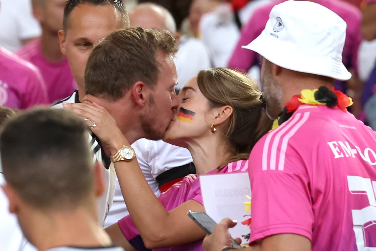 EM 2024: Deutschland-Ungarn - Lena Wurzenberger küsst Julian Nagelsmann