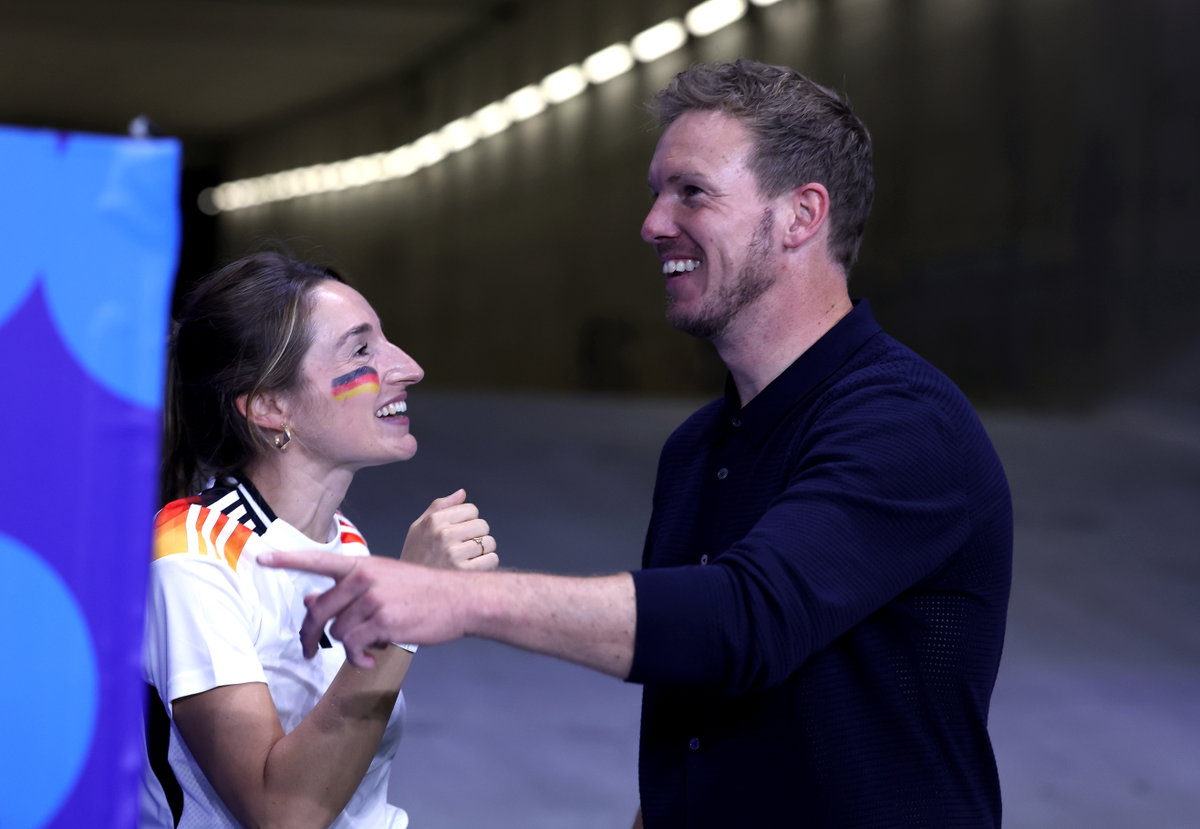 EM 2024: Deutschland - Schweiz - Julian Nagelsmann scherzt mit Lena Wurzenberger