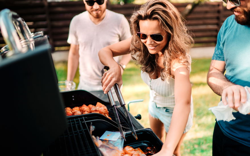 Frau am Grill