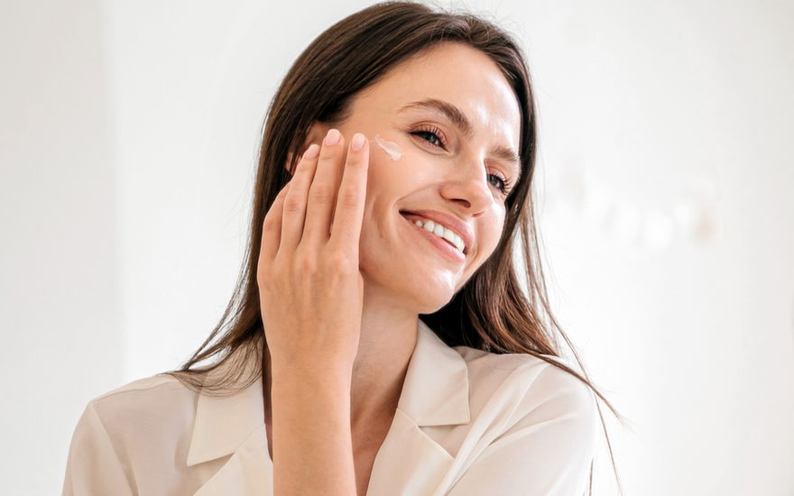 Frau Anti-Aging-Creme