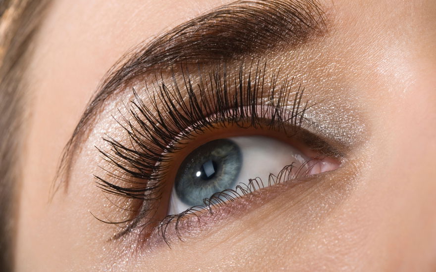 Frau lange Wimpern