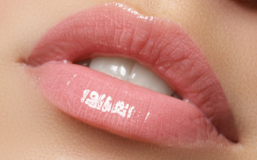 Frau mit Shiny Lips
