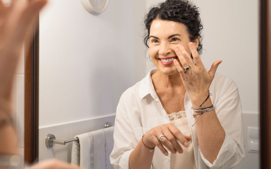 Frau Anti-AGing-Creme mit Sofort-Effekt