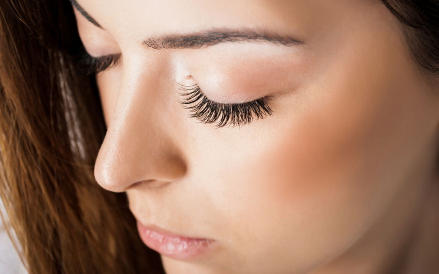 Frau mit langen Wimpern