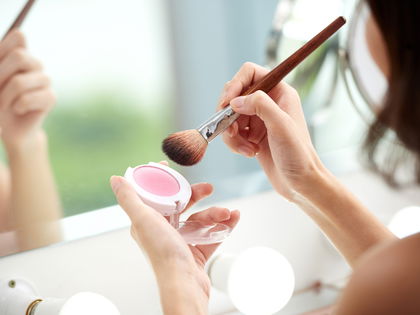 TikTok-Trend 2024: User schwören auf "L-Shape-Blush-Hack" für einen natürlichen Lifting-Effekt