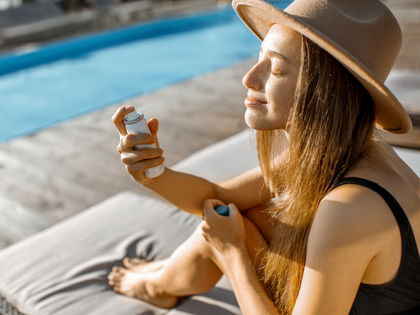 Make-up: Dieses Sonnenschutz-Spray schützt die Haut und fixiert deine Schminke