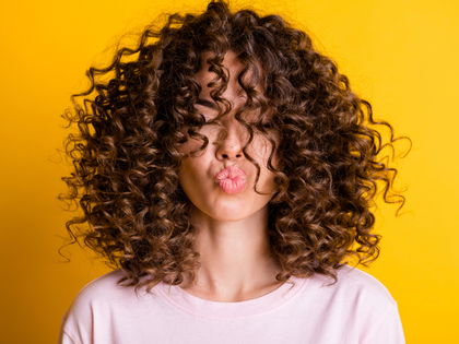 Leave-in-Haarpflege: Leinsamengel bringt Locken und Wellen in Form