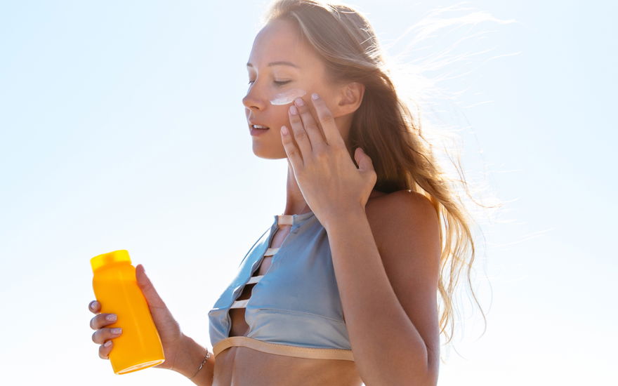 Frau Sonnencreme mit Anti-Aging-Effekt