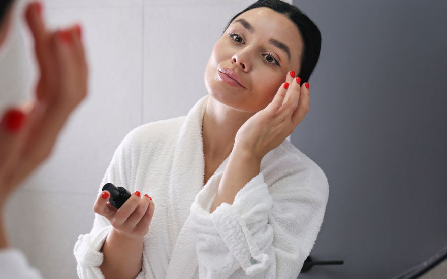 Frau mit Anti-Aging-Serum