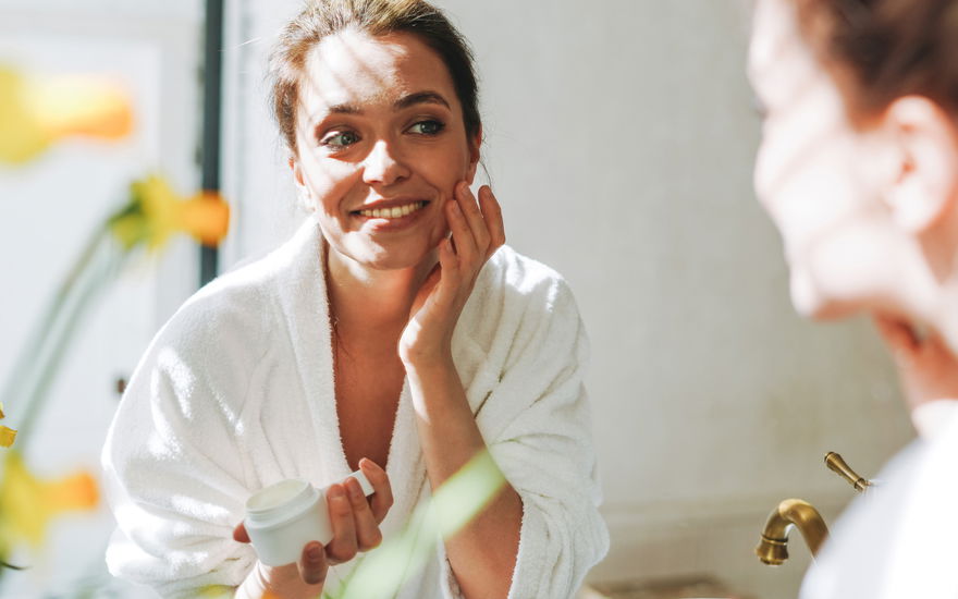 Frau mit Anti-Aging-Creme von dm
