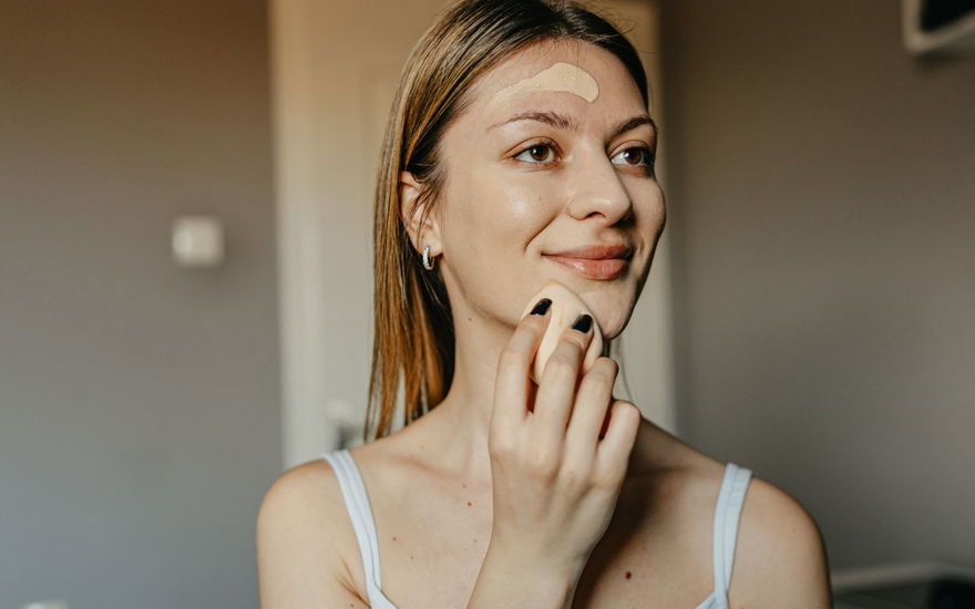 Frau mit 2-in-1 Foundation
