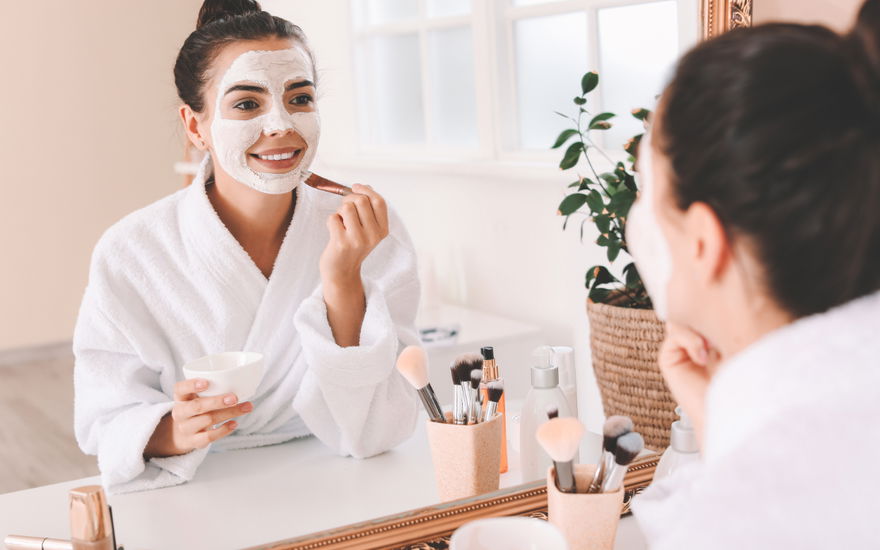 Frau mit Anti-Aging-Maske