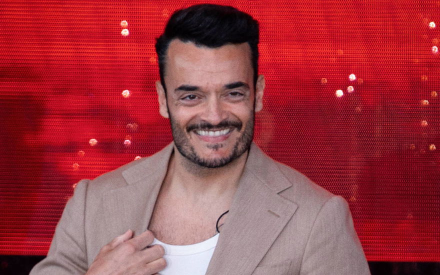 Giovanni Zarrella mit rotem Screen im Hintergrund