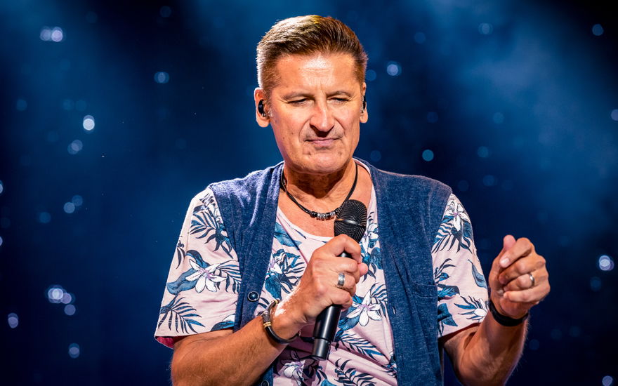 Hartmut Engler mit geschloessenen Augen auf der Bühne