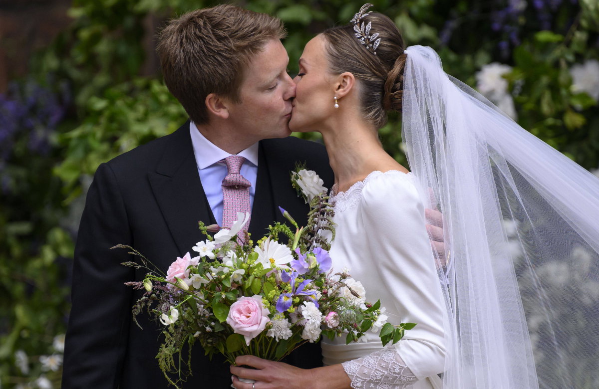 Hugh Grosvenor und Olivia Henson küssen sich im Rahmen ihrer Hochzeit