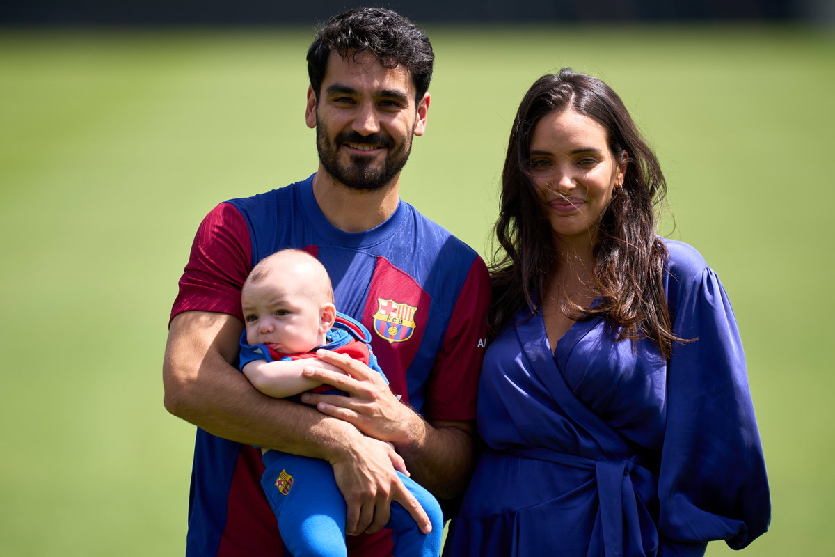 Ilkay Gündogan und Ehefrau Sara Arfaoui mit Sohn Kais beim FC Barcelona 2023