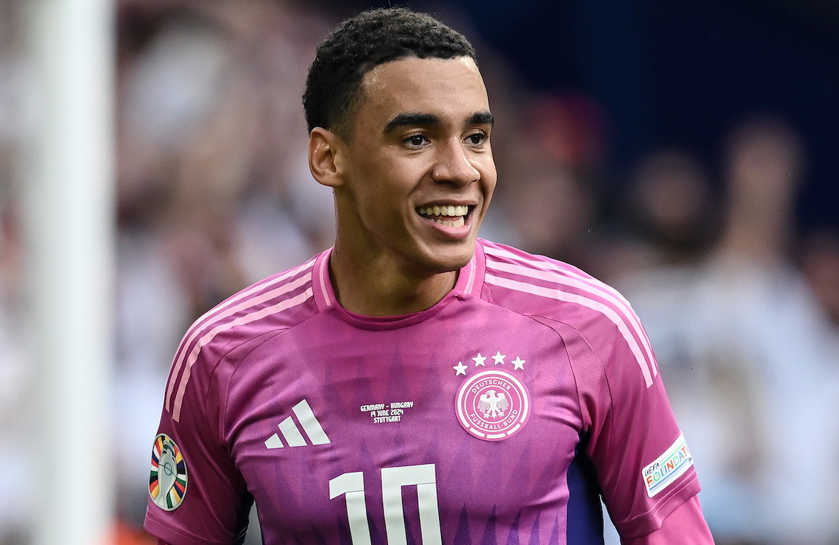 Jamal Musiala im pinken Trikot bei der EM