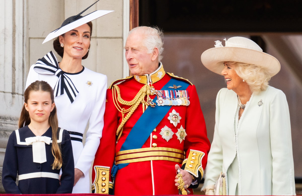 Kate, Charles, Camilla lachen; Charlotte ernst