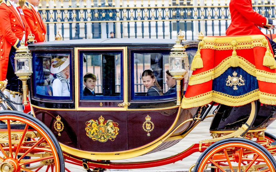 Kate mit ihren Kindern in einer Kutsche