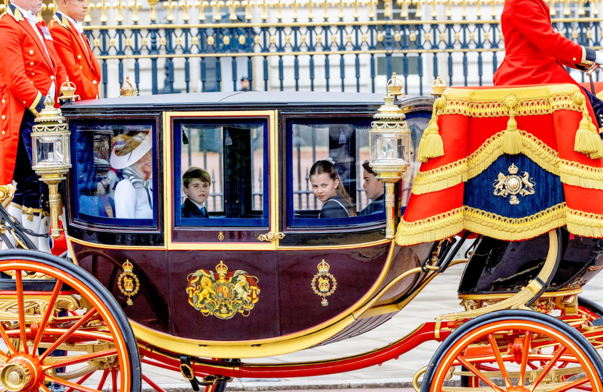 Kate mit ihren Kindern in einer Kutsche