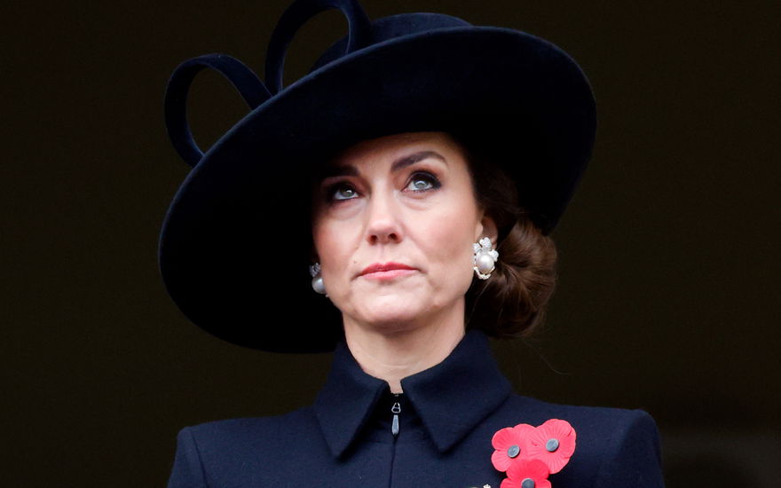 Prinzessin Kate schaut nach oben und unterdrückt ihre Tränen