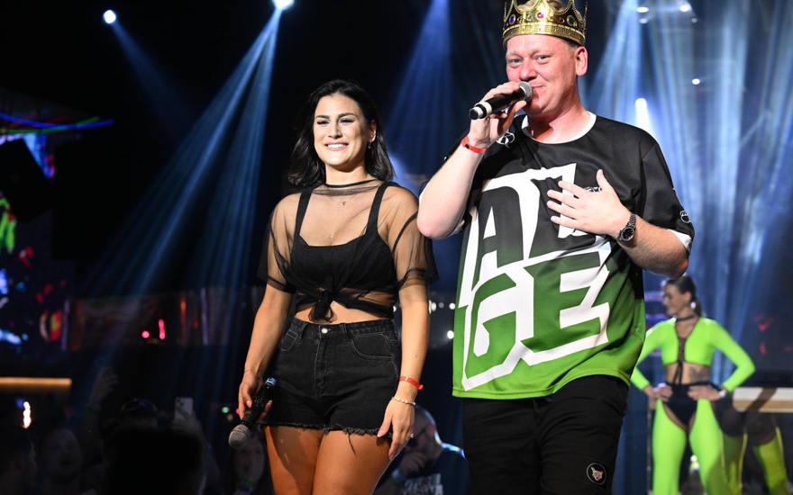 Knossi mit Krone auf und Lia Mitrou auf der Bühne