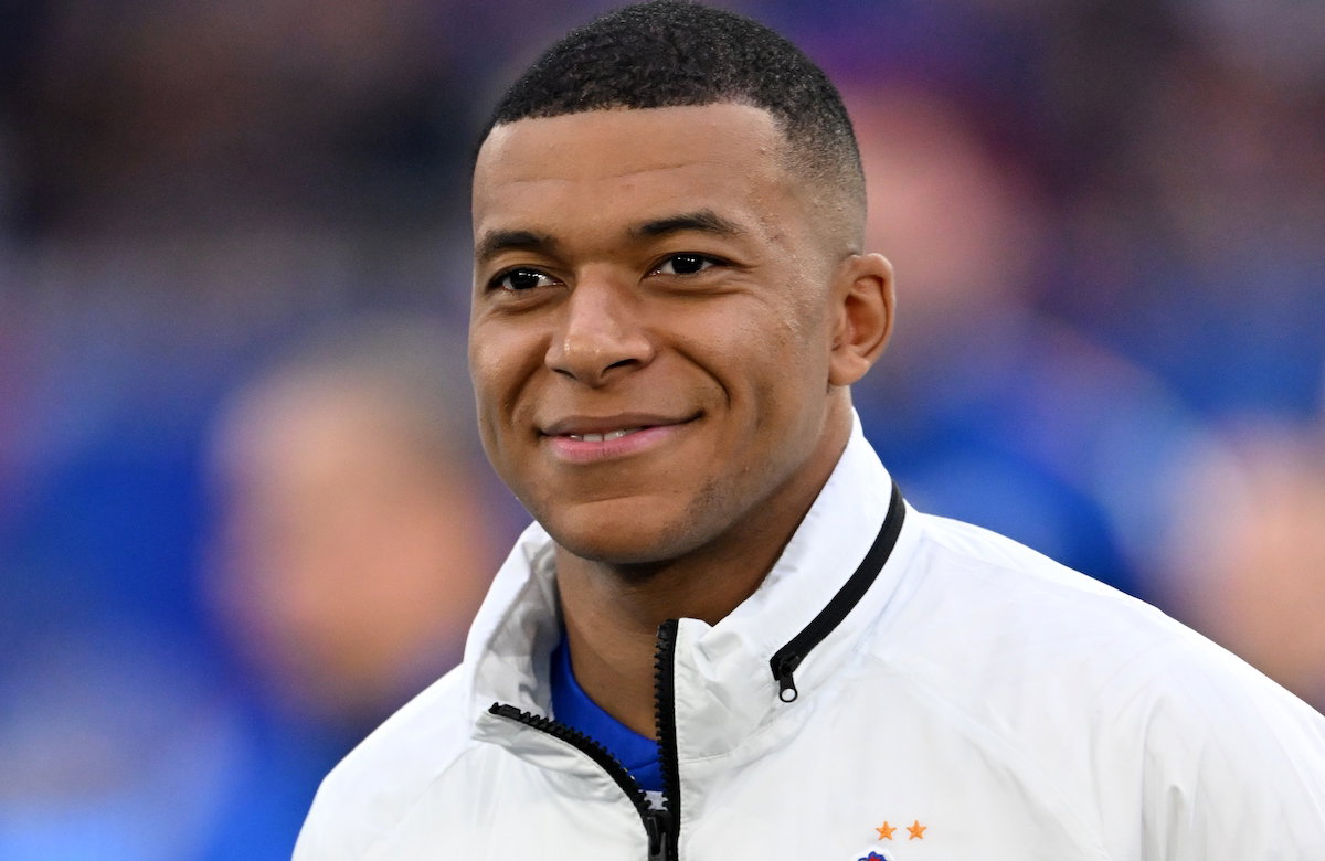 Kylian Mbappé lächelt